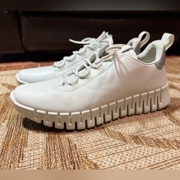 ECCO Gruuv Women's Leather Sneaker - white. 
Size 9/9.5 euro 40 EXCELLENT cond - Picture 3 of 8
